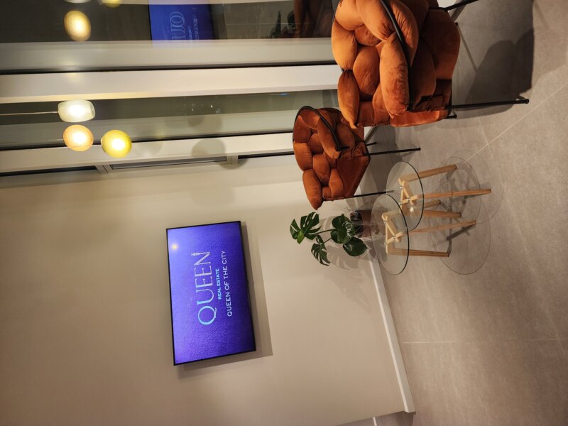 QWEEN – עיצוב משרד תיווך ברעננה.